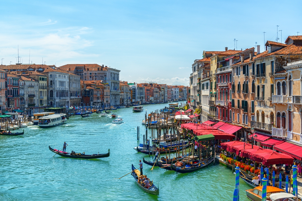 Canal Grande i Venezia med gondoler og vannbusser sett fra Rialtobroen