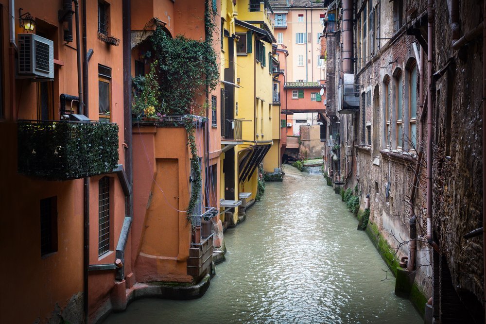 Canale delle Moline sett gjennom Finestrella i Via Piella i Bologna