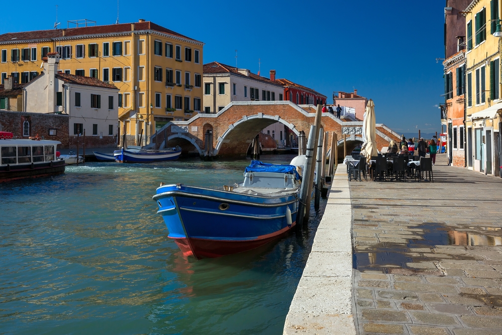 Kanal i Cannaregio i Venezia med broen Ponte dei Tre Archi