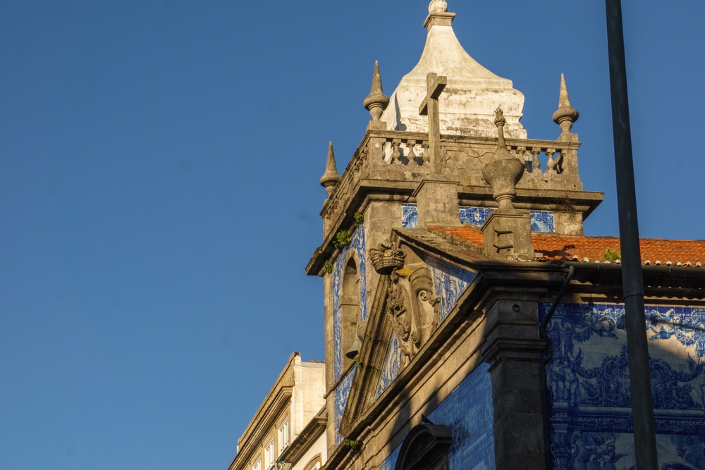 Tårnet og den flislagte fasaden på Capela das Almas ved Rua de Santa Catarina i Porto
