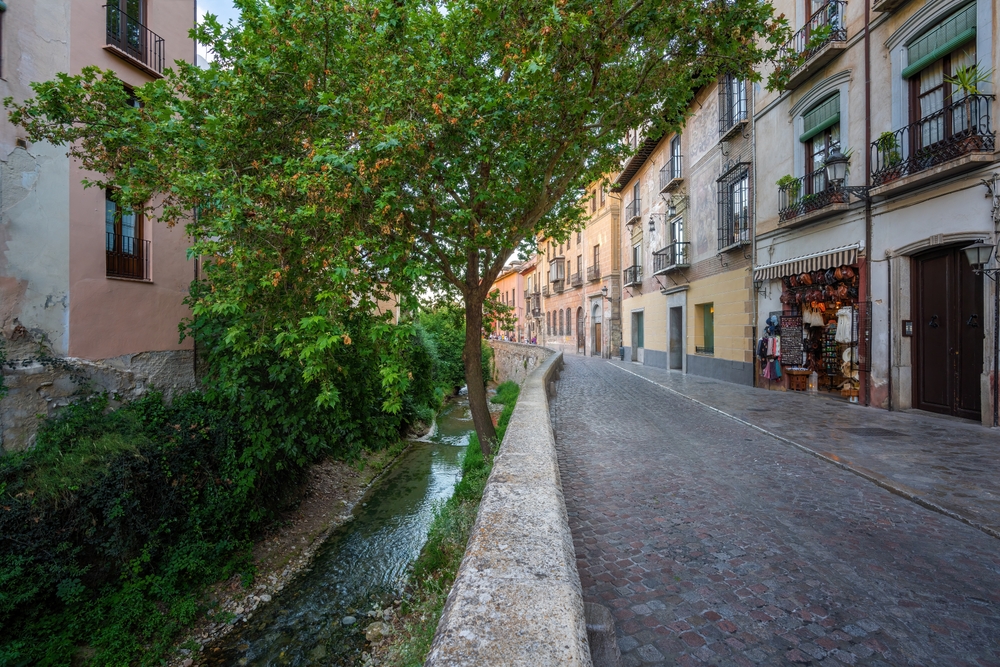 Hvor bør man bo i Granada? De 6 beste områdene & gode hoteller 3 Den kjente gaten Carrera del Darro langs elven Darro i Granada