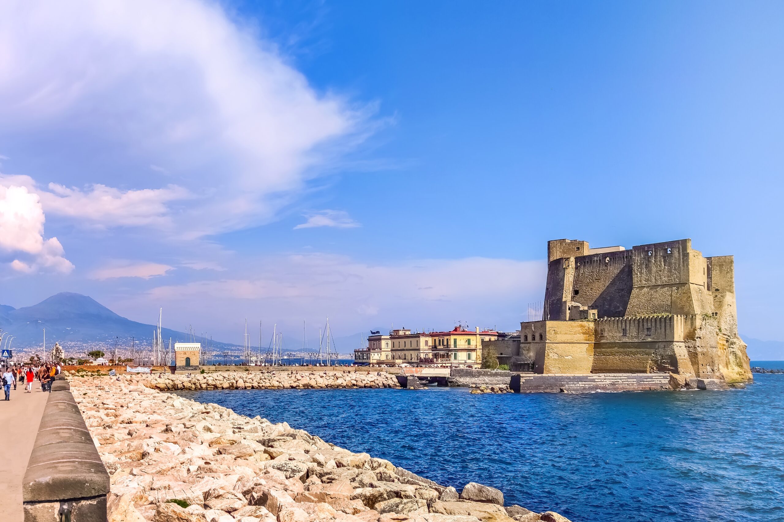 Castel dell'Ovo med Vesuv i bakgrunnen