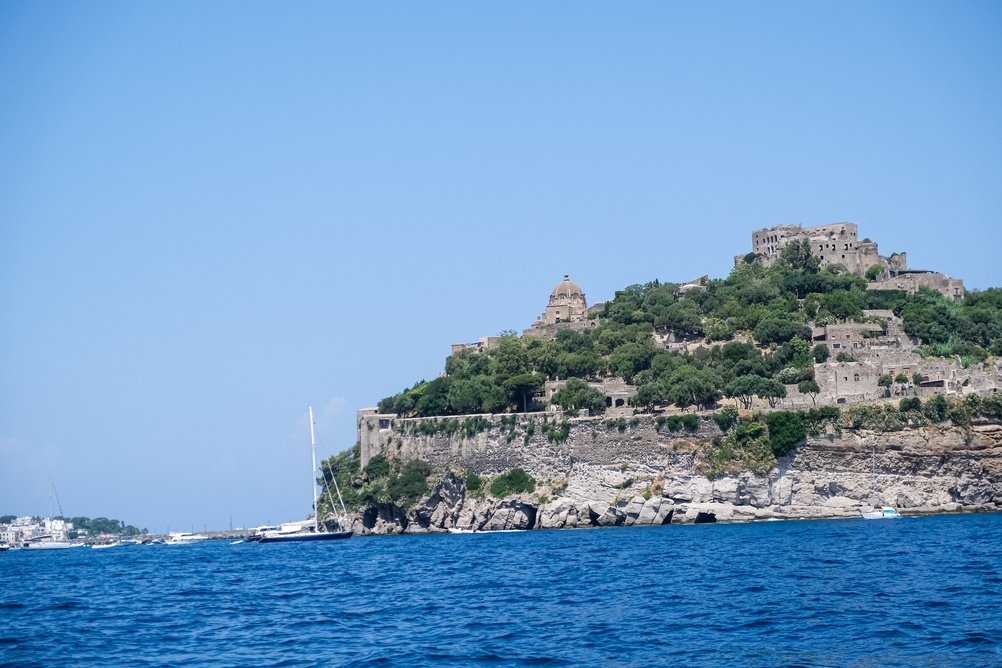 Hvor bør man bo på Ischia? De 6 beste områdene & gode hoteller 3 Castello Aragonese på klippeøya utenfor Ischia Ponte