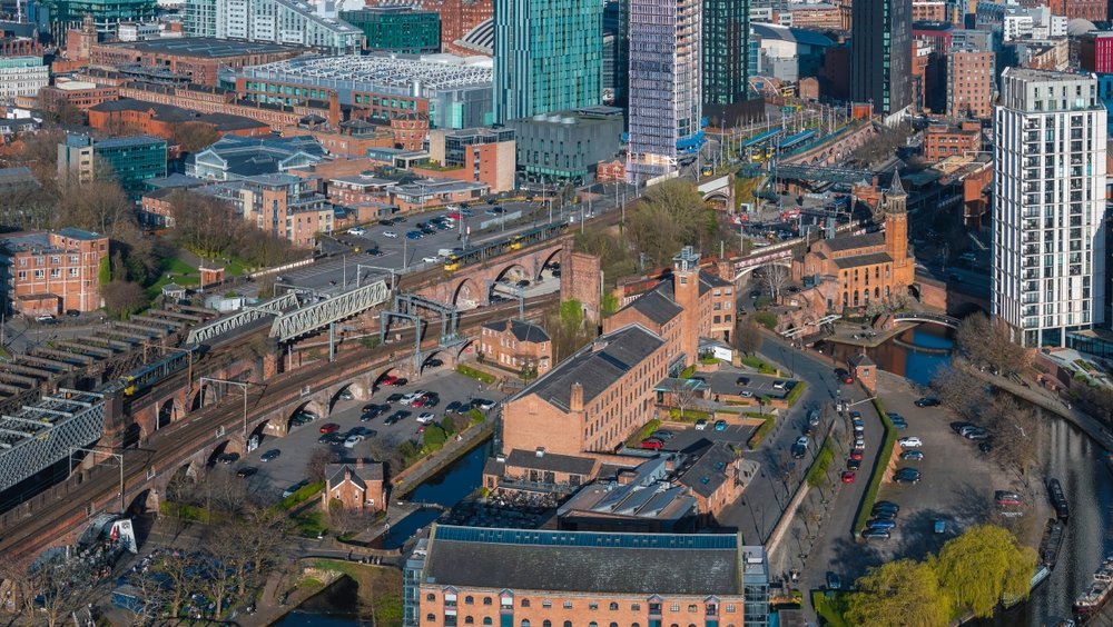 Severdigheter i Manchester: 18 ting å se og gjøre i fotball- og musikkbyen 14 Castlefield med kanaler, pakkhus og jernbaneviadukter i Manchester