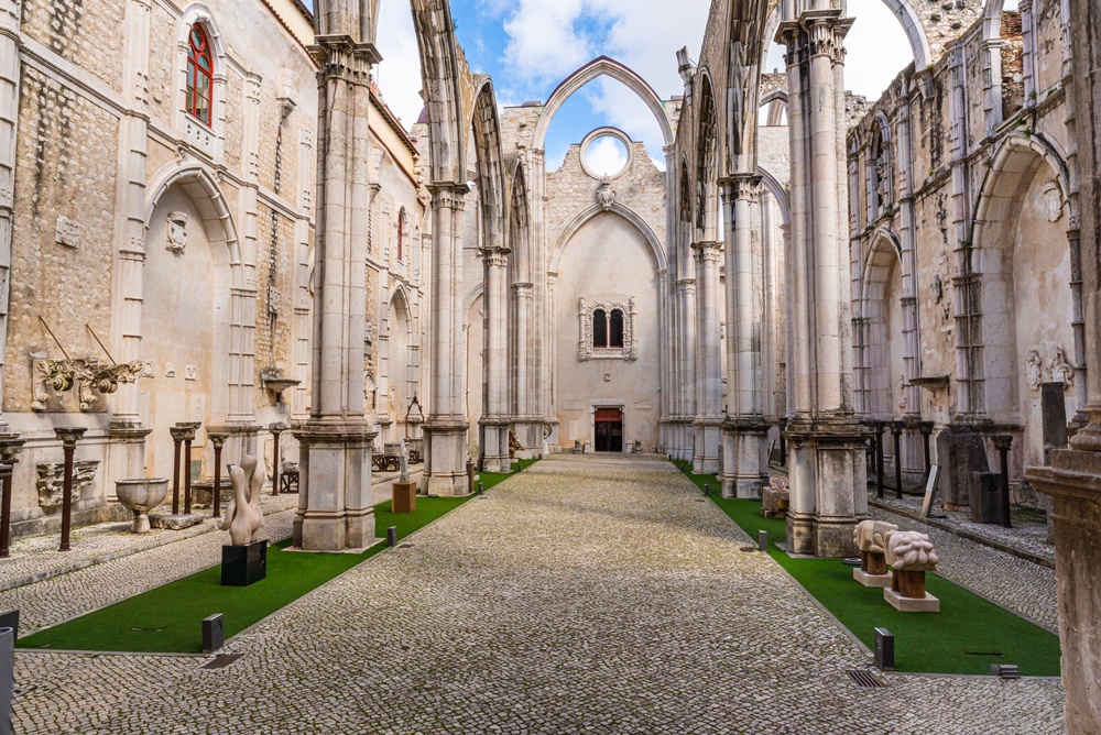 Gotiske ruiner uten tak i Convento do Carmo i Lisboa
