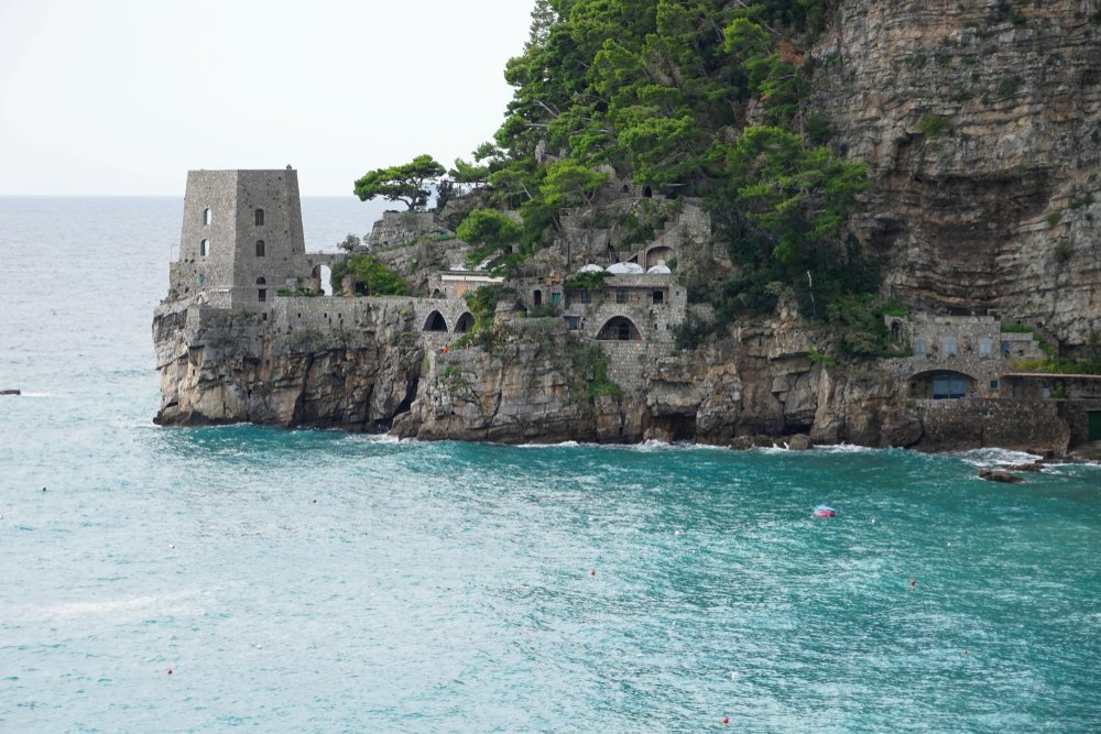 Det gamle vakttårnet på klippen ved Fornillo i Positano
