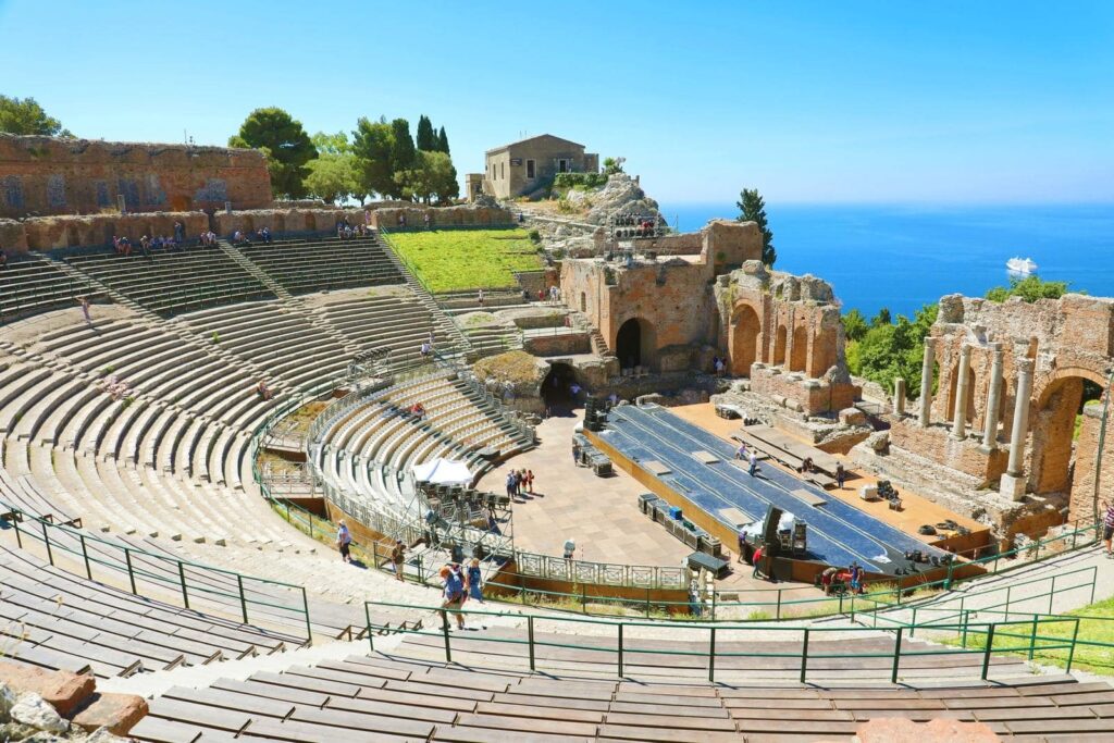 Det greske teatret i Taormina på Sicilia med havet i bakgrunnen