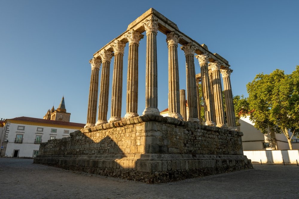 Hvor bør man bo i Portugal? De 8 beste områdene & gode hoteller 6 Det romerske tempelet Templo de Diana midt i Évora
