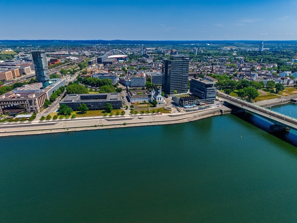 Deutz med Rheinboulevard, KölnTriangle og Rhinen sett fra lufta