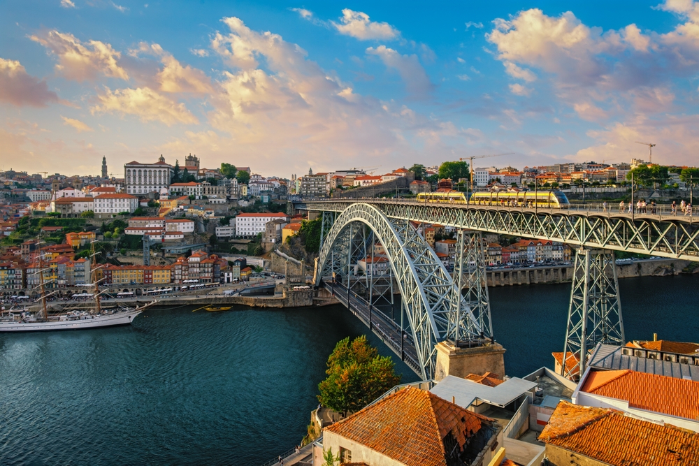 Dom Luís I-brua over Douro-elva sett fra Jardim do Morro med utsikt mot Porto