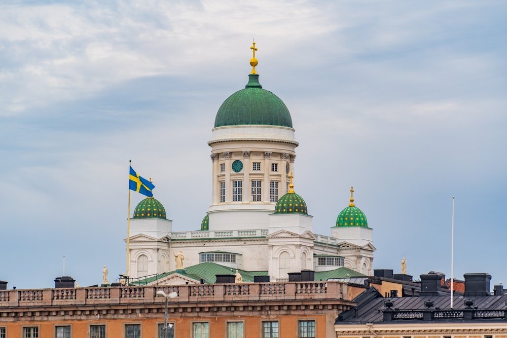 Domkirken med de grønne kuplene på Senatstorget i Helsinki