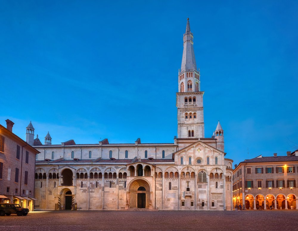 Domkirken og klokketårnet Ghirlandina på Piazza Grande i Modena