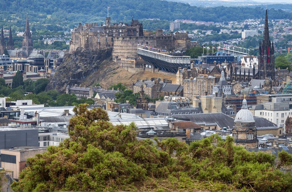 Edinburgh Castle på klippen over Edinburgh