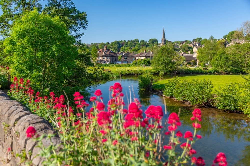Elven Wye renner gjennom Bakewell med All Saints-kirken på bakken