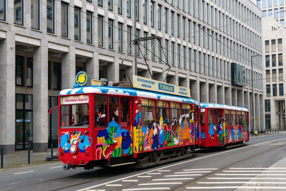 Severdigheter i Frankfurt: 18 ting å oppleve mellom skyskraperne og eplevinkroene 14 Eplevintrikken Ebbelwei-Express i Frankfurt