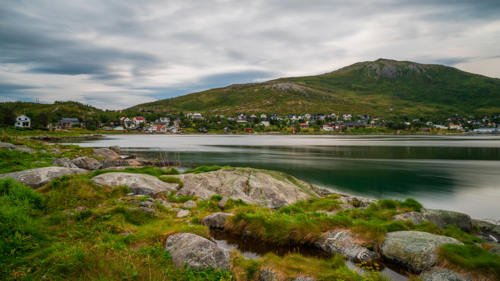 Panoramautsikt over Ersfjorden og bygda Ersfjordbotn på Kvaløya