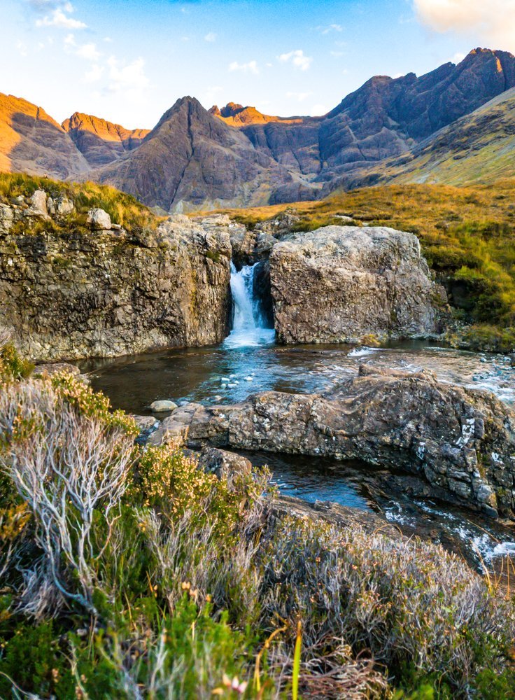 Fairy Pools i Glen Brittle med Cuillin-fjellene i bakgrunnen på Isle of Skye