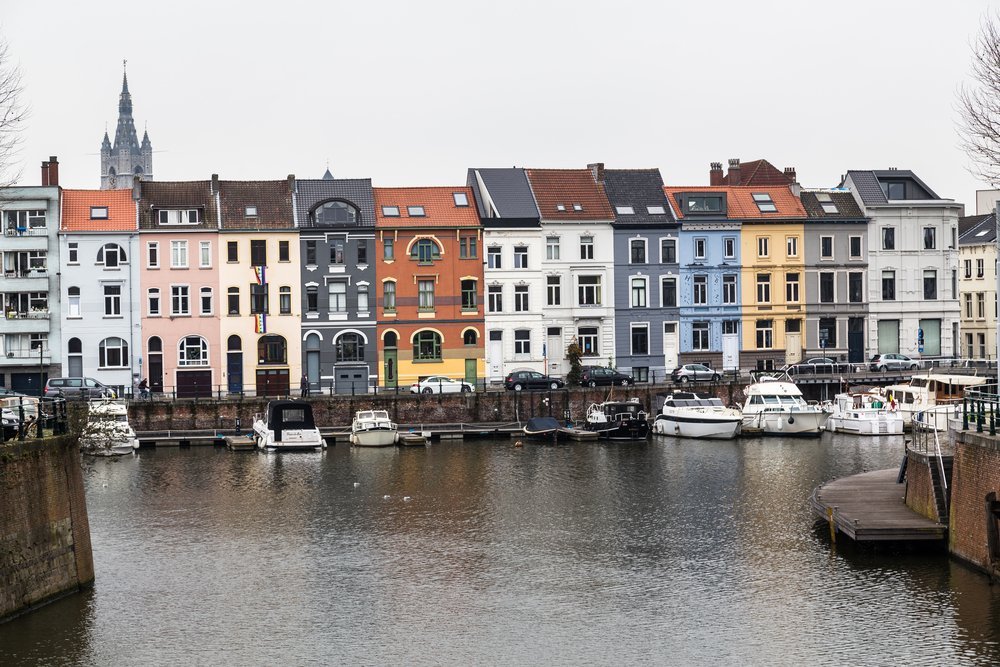 Fargerike hus langs Nieuwbrugkaai og Portus Ganda