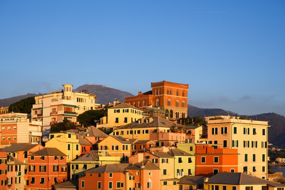 Hvor bør man bo i Genova? De 6 beste områdene & gode hoteller 6 Fargerike hus og den lille stranden i fiskeværet Boccadasse i Genova