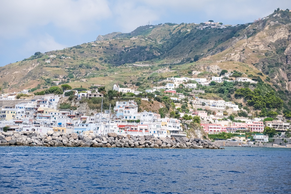 Hvor bør man bo på Ischia? De 6 beste områdene & gode hoteller 7 Fargerike hus og steinmoloen i Sant'Angelo på Ischia