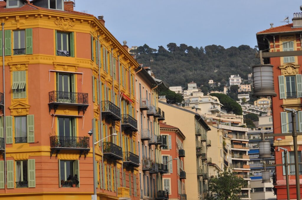 De fargerike husene i Old Town (Vieux Nice) i Nice på Rivieraen