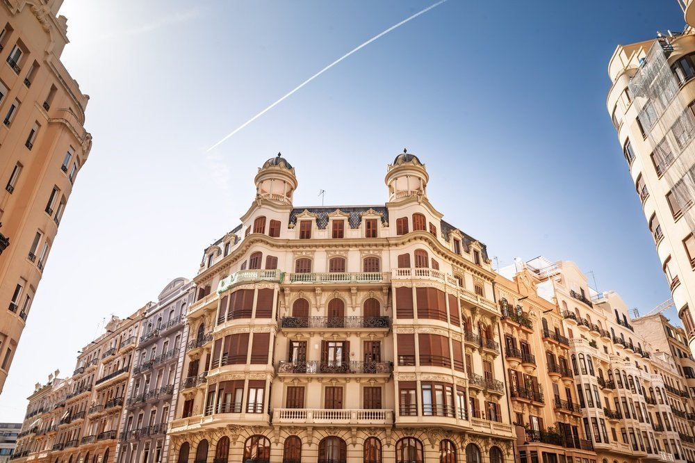 Severdigheter i Valencia: Ciudad de las Artes, Old Town og paella ved Albufera 12 Fasade med balkonger på et historisk hus i Ruzafa