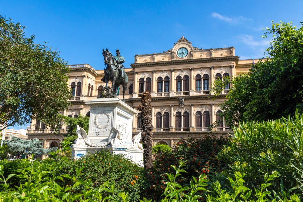Fra Catania og Palermo lufthavn til byen og hotellet - transportguide 6 Fasaden på Palermo Centrale