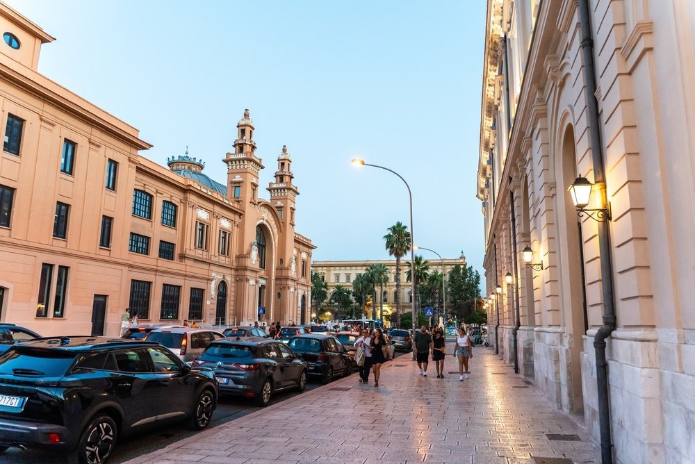 Fasaden på stasjonen Bari Centrale ved Piazza Aldo Moro i Bari