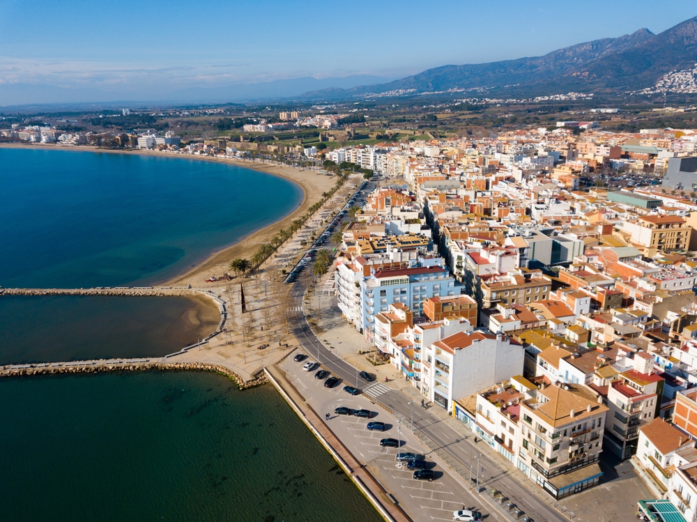 Hvor bør man bo på Costa Brava? De 6 beste byene & gode hoteller 6 Feriebyen Roses på Costa Brava sett fra luften med stranden og promenaden
