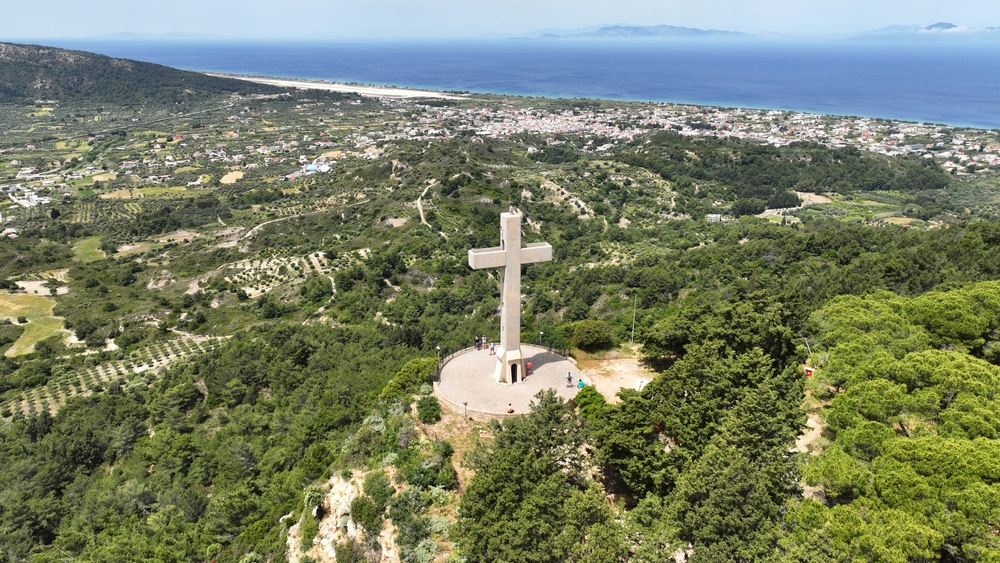 Flyfoto av klosteret og det store korset på Filerimos på Rhodos