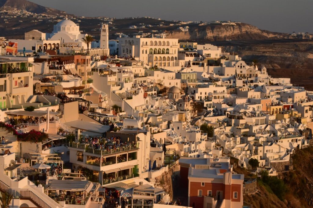 Hvor bør man bo i Hellas? De 13 beste områdene & gode hoteller 3 Fira på kanten av calderaen på Santorini