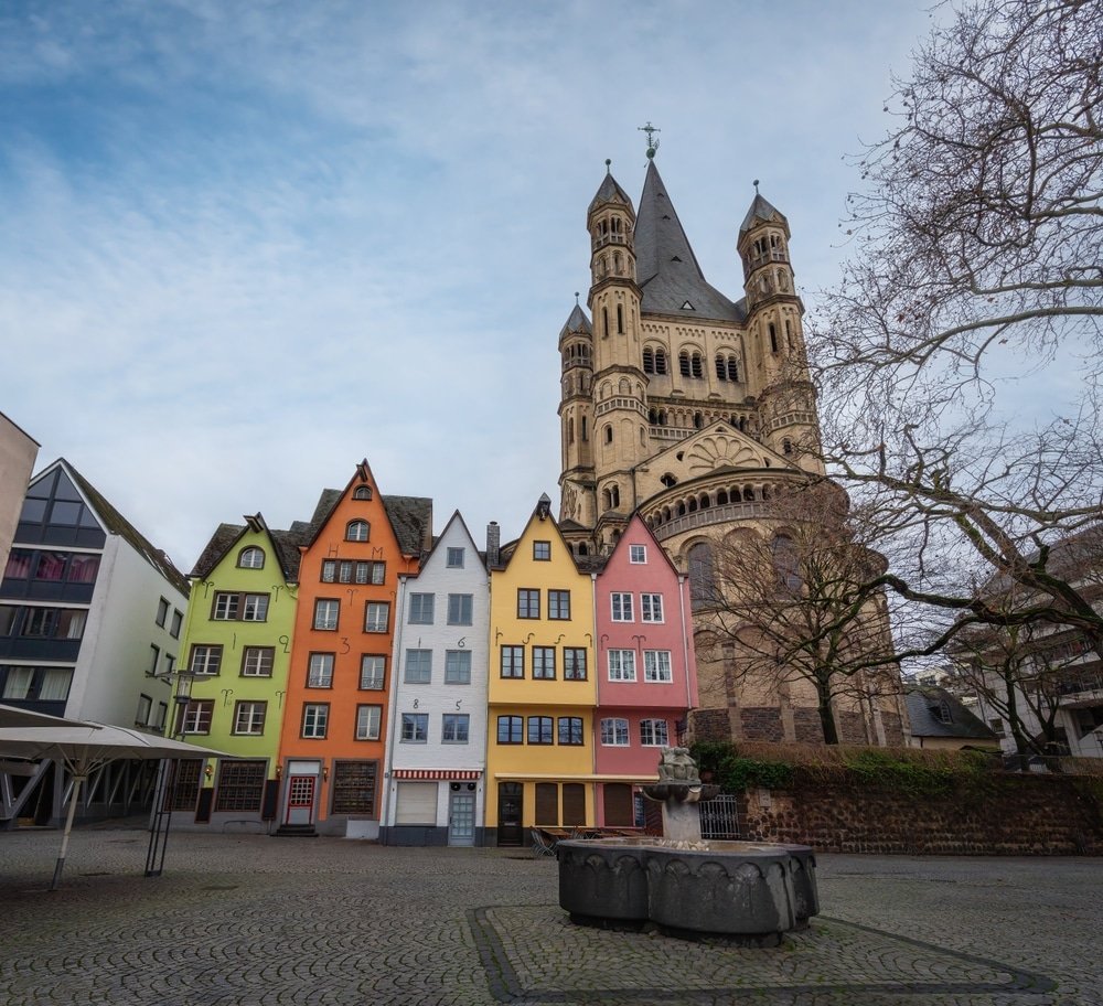Fischmarkt med de fargerike husene og kirken Groß St. Martin i Old Town i Köln