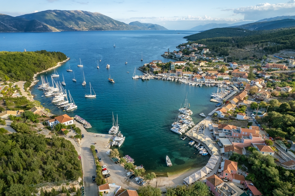 Fiskardo og havnen sett fra luften
