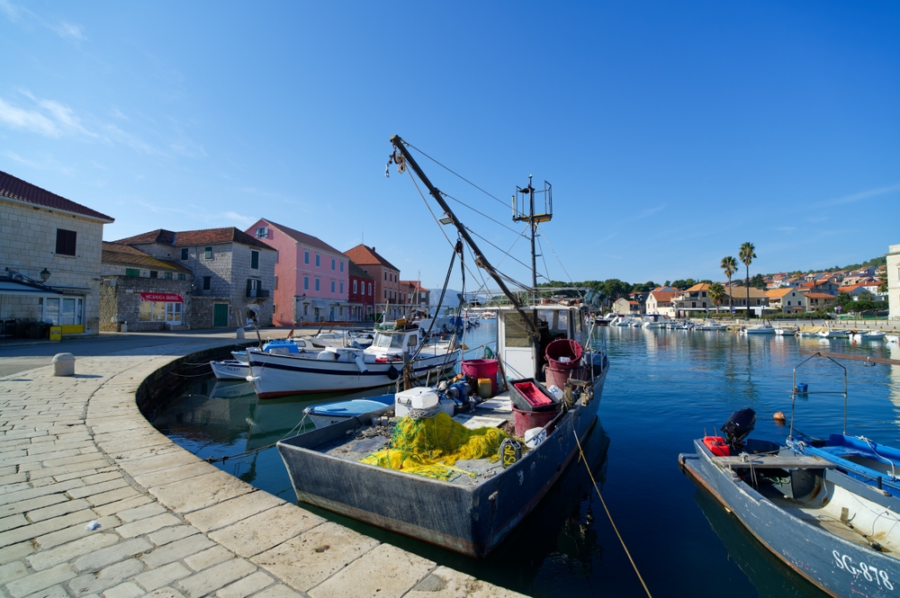 Fiskebåter ved kaien i Stari Grad på Hvar