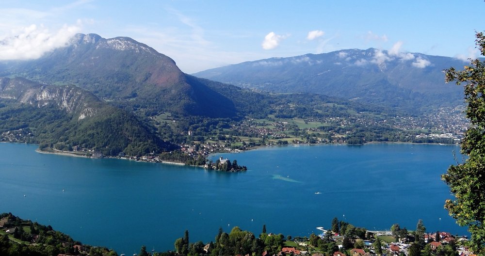 Flyfoto av Lac d'Annecy ved Talloires på østbredden av innsjøen