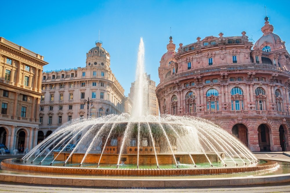 Hvor bør man bo i Genova? De 6 beste områdene & gode hoteller 4 Fontenen på Piazza De Ferrari i sentrum av Genova