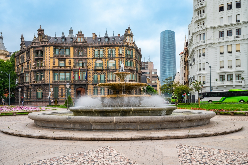 Hvor bør man bo i Bilbao? De 6 beste områdene & gode hoteller 3 Fontenen på Plaza Moyua i Abando i Bilbao