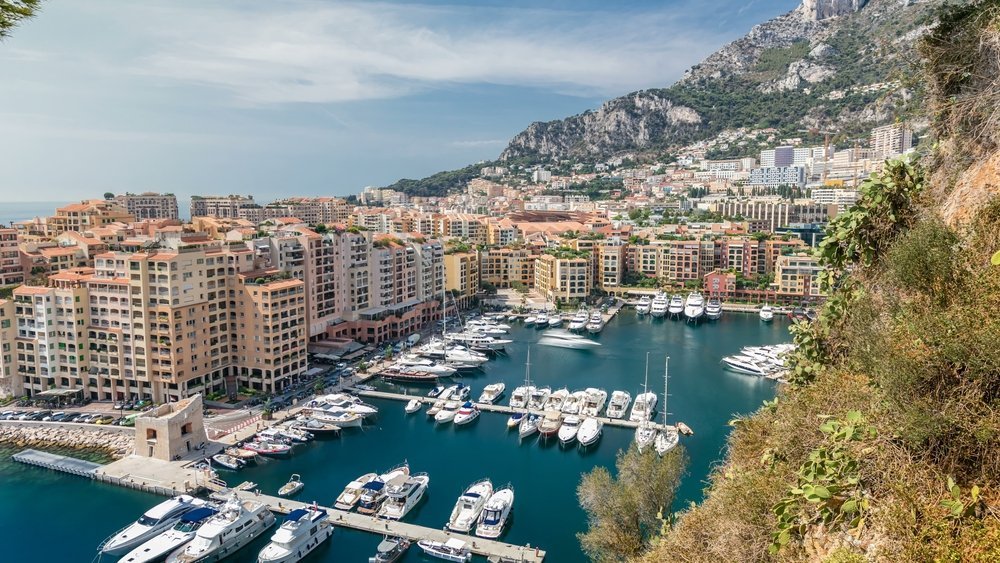 Fontvieille med småbåthavnen sett ovenfra i Monaco