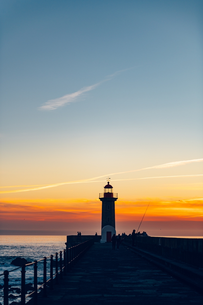 Fyrtårnet Farolim de Felgueiras ved Foz do Douro i Porto i solnedgang