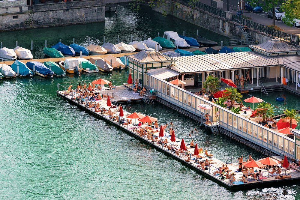 Frauenbad Stadthausquai, et av Zürichs badeanlegg ved Limmat