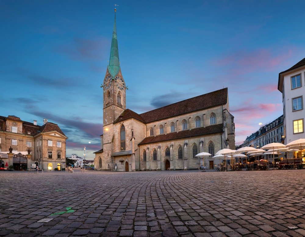 Fraumünster med det grønne spiret sett fra Münsterhof i Zürich