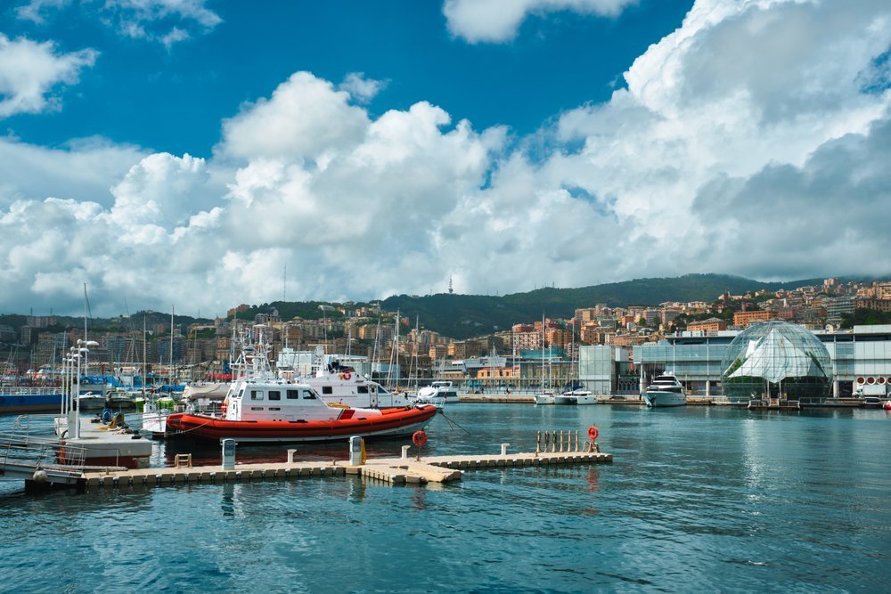 Hvor bør man bo i Genova? De 6 beste områdene & gode hoteller 3 Fritidsbåter i Porto Antico med Biosfera ved akvariet i Genova