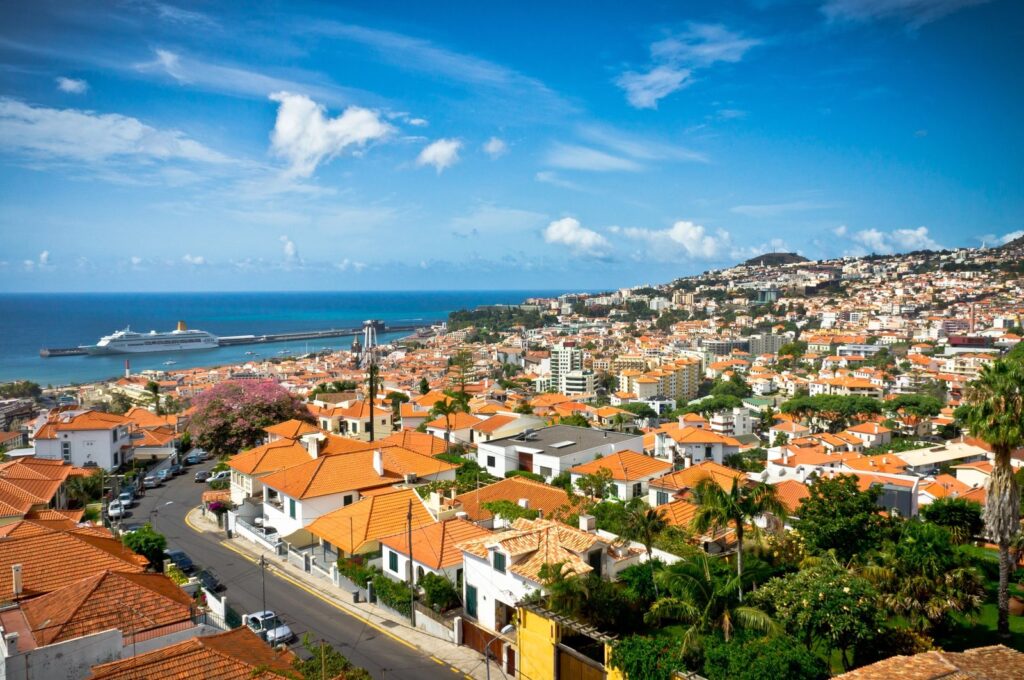 Hvor bør man bo i Portugal? De 8 beste områdene & gode hoteller 8 Funchal på sørkysten av Madeira
