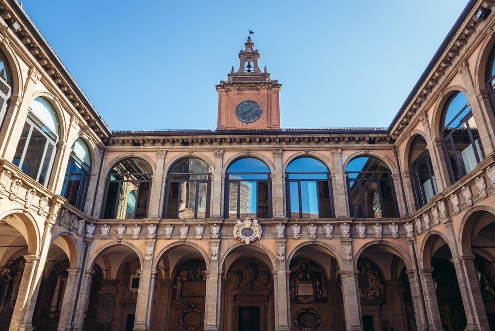Gården med buegangene i Palazzo dell'Archiginnasio i Bologna