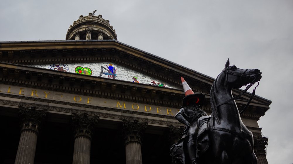 Gallery of Modern Art og rytterstatuen av Wellington på Royal Exchange Square i Glasgow