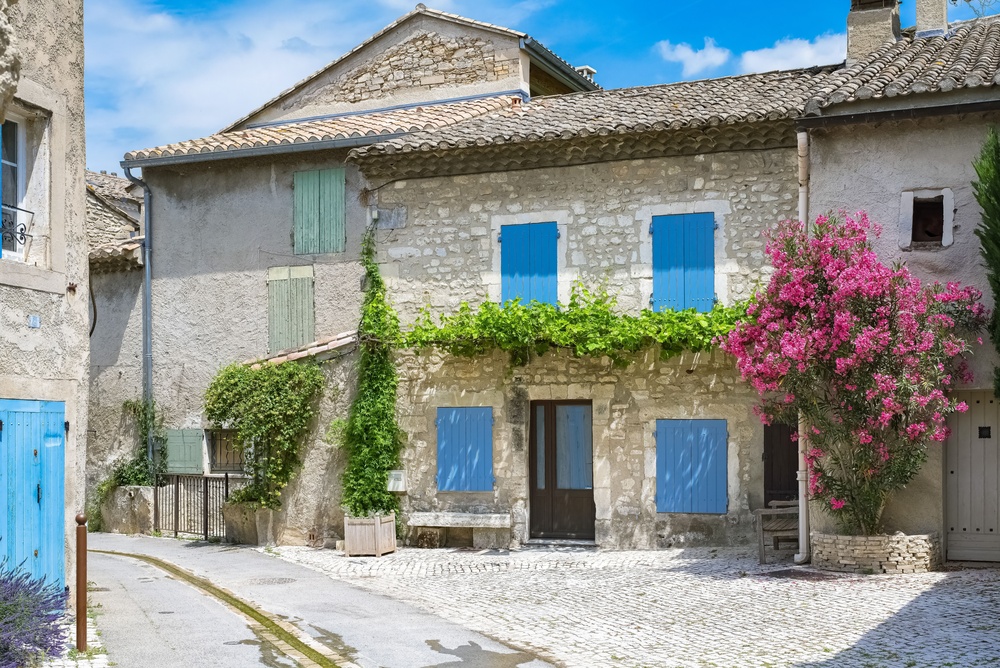Hvor bør man bo i Provence? De 6 beste byene & gode hoteller 5 Gamle hus i landsbyen Saint-Rémy-de-Provence i Sør-Frankrike