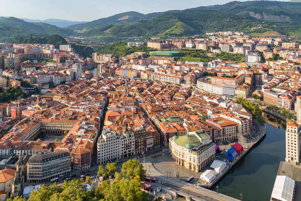 Hvor bør man bo i Bilbao? De 6 beste områdene & gode hoteller 2 Flyfoto av gamlebyen Casco Viejo i Bilbao med røde teglsteinstak