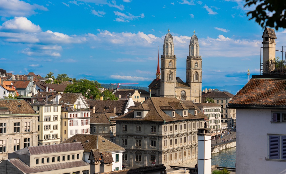 Gamlebyen i Zürich med gamle hustak og Grossmünster-katedralen