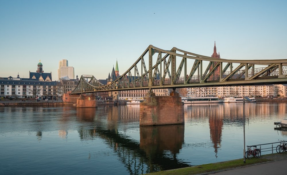Severdigheter i Frankfurt: 18 ting å oppleve mellom skyskraperne og eplevinkroene 7 Gangbroen av jern, Eiserner Steg, over Main i Frankfurt