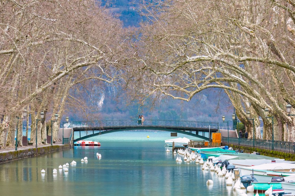 Gangbroen Pont des Amours over Canal du Vasse mellom Le Pâquier og Jardins de l'Europe i Annecy